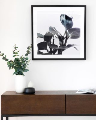 CONSOLE | black white and timber. Simple but classic 
#localepropertystylists
.
.
.
#interiorstyling#interiordesign
#homestyling#homestaging
#propertystyling
#propertystylingsydney 
#interiors#styletosell
#interni#intérieur