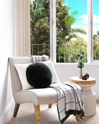 SIT AND CHILL |  the best seat in the house...the bedroom chair
@sarah_braden_photography 
@countryroad #localepropertystylists
-
-
-
#interiorstyling#interiordesign
#homestyling#homestaging
#propertystyling#instadesign
#propertystylingsydney 
#interiors#styletosell
#interni#intérieur