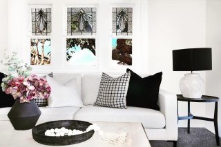 M O N O C H R O M E 
Framed by these gorgeous Art Deco windows we kept it sleek and sophisticated in this living room 🤍

Beautiful cushions by @lmhome_ 
.
.
.
#studiofinteriorstylists
#interiordesign#interiorstyling
#homestyling#homestaging
#propertystyling
#propertystylingsydney 
#interiors#styletosell
#interni#intérieur