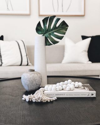 POWERFUL VIGNETTES  Do you ever stop and wonder why a particular collection of objects catches your eye? I love styling coffee tables with a mixture of textures and an artful composition that just draws you in. 
.
.
.

#studiof#interiorstyling
#interiordesign
#homestyling#homestaging
#propertystyling
#propertystylingsydney 
#interiors#styletosell
#interni#intérieur
#studiofinteriorstylists