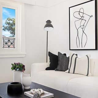 MONOCHROME | our latest instal cuts a fine figure. Chic prints and classic black and white accessories...the quintessential duo 🤍

#studiofinteriorstylists
#interiordesign#interiorstyling
#homestyling#homestaging
#propertystyling
#propertystylingsydney 
#interiors#styletosell
#interni#intérieur